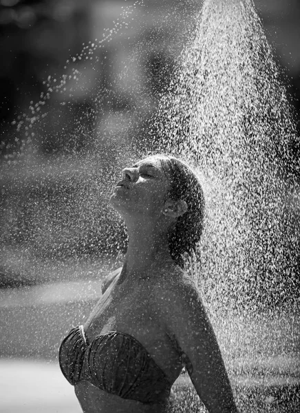 Tropische douche van sexy vrouw op de Malediven. verfrissing en hygiëne op kuuroord. Gelukkig sexy meisje Neem douche op de Caribische zee. sexy vrouw wassen onder water of regen vallen. Zomervakantie en reizen. — Stockfoto