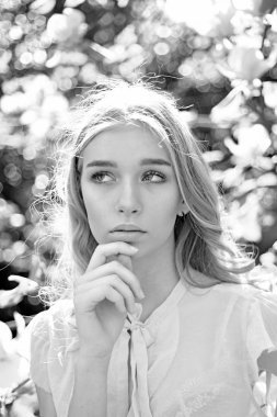 Rüya gibi yüz, Manolya çiçek, Doğa arka plan yakınındaki ihale sarışın kız. Bahar bloom kavramı. Bayan park güneşli bahar gününde yürür. Genç kadın zevk çiçek bahçesinde.