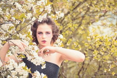 Yaz kız bloom ağaca. Bahar moda makyaj kadınla. Bahar tatili. hava tahmini. yüz ve cilt bakımı. kadın sağlık. çiçekler alerjisi. Doğal güzellik ve spa terapisi. Tencereye bahar
