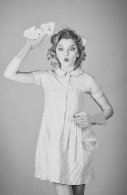 Hizmetçi üniformalı temiz sprey ile toz bezi.