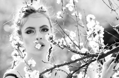 güzel bahar çiçek çiçek bahçesinde kadında