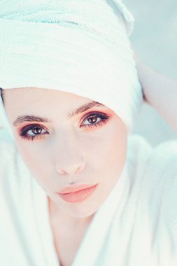 Saf güzellik. Yıkanma alışkanlıkları. Genç kadın elbisesi banyo içinde. Güzel kadın giyim banyo havlusu kafasına. Spa banyo cilt bakımı süpermodel. Spa'da cilt bakımı. Güzellik Salonu. Güzellik rutin ve hijyen bakımı. Kaplıca kürü
