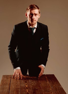 Lider kavramı. Şık takım elbiseli adam lideri. Kendine güvenen lider karizması ile. Lider d. yapılmaz