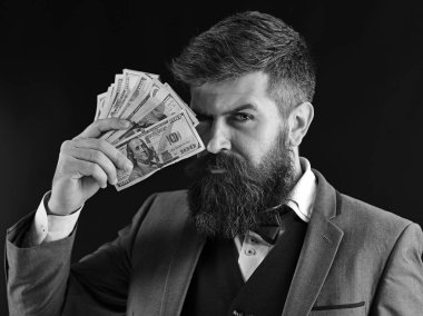 Zengin ve kendinden emin. Doları banknot sakallı adam. Başarılı bir iş adamı tutun nakit para. Formal giyim sakallı zengin adam. İş ve Finans. Para kazanmak. Bir iş büyüyen
