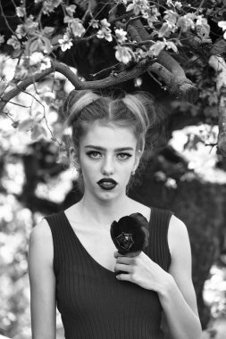 Kadın kırmızı haşhaş tohumu ile