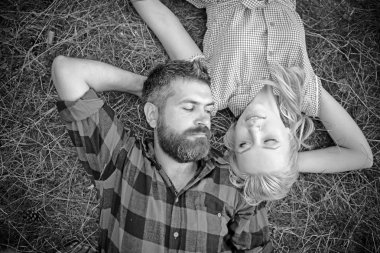 Yenilikçi ve kız yaz günü doğa keyfini çıkarın. Aşık çift yeşil çimenlerin üzerinde rahatla. Kadın uzun sarı saçlı ve sakallı adam. Yaz tatil kavramı. Aşk romantizm ve Aile