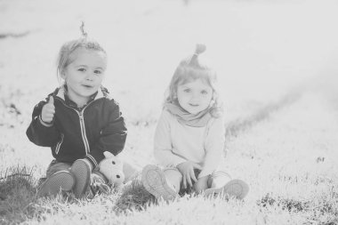 Gülümseyen çocuk vermek başparmak yukarıya yeşil çimenlerin üzerinde kızla