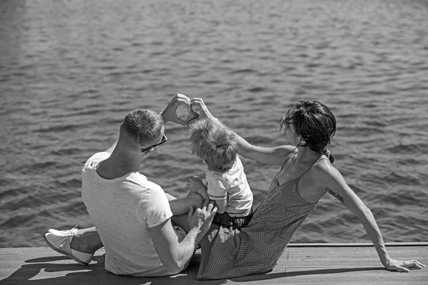 Forma di cuore di mani da famiglia felice durante vacanza estiva. cuore d'amore in mare — Foto Stock