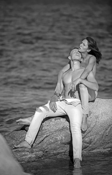Pareja en abrazo viendo amanecer juntos en Grecia . — Foto de Stock
