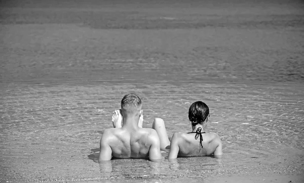Casal encantador na praia tropical na água . — Fotografia de Stock