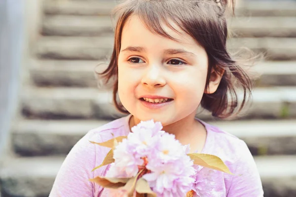 Είσαι τόσο όμορφο. Περιποίηση προσώπου. αλλεργία στα λουλούδια. Καλοκαίρι κορίτσι μόδας. Ευτυχισμένη παιδική ηλικία. Κοριτσάκι σε ηλιόλουστη άνοιξη. Άνοιξη. Πρόγνωση καιρού. Μικρό παιδί. Φυσική ομορφιά. Ημέρα παιδιών — Φωτογραφία Αρχείου