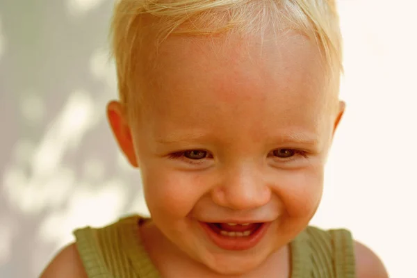 Pure vreugde en geluk. Happy baby. Baby jongen gelukkig lachend. Kindje met schattige glimlach. Genieten van de gelukkige jeugd. Puur en onschuldig — Stockfoto