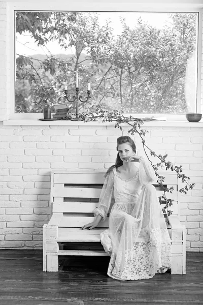 美しい若い女性がベンチに座って. — ストック写真