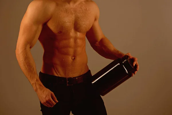 Na dietě. Muž s šesti pack abs. stimulující svalový růst s anabolickými steroidy. Anabolický hormon zvyšuje svalovou sílu. Vitamín výživa. Zdravá strava. Silný muž Držte lahvičku s vitamíny — Stock fotografie