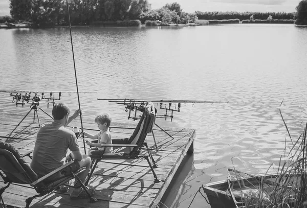 Padre enseñando a su hijo a pescar en el lago —  Fotos de Stock