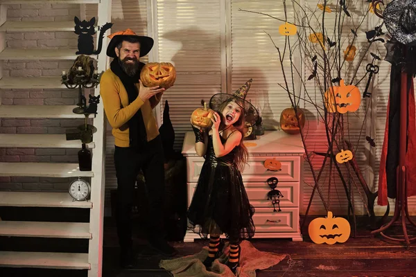 Fête d'Halloween et concept de célébration. Père et fille — Photo