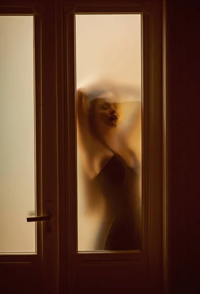 Verschwommene Frauensilhouette in geheimnisvoller Stimmung. schätze meine Stimmung heute — Stockfoto