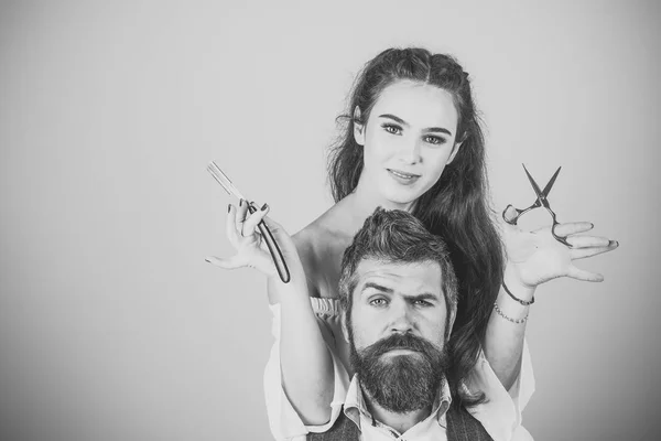 Бородатый мужчина, парикмахер стрижет клиентов — стоковое фото