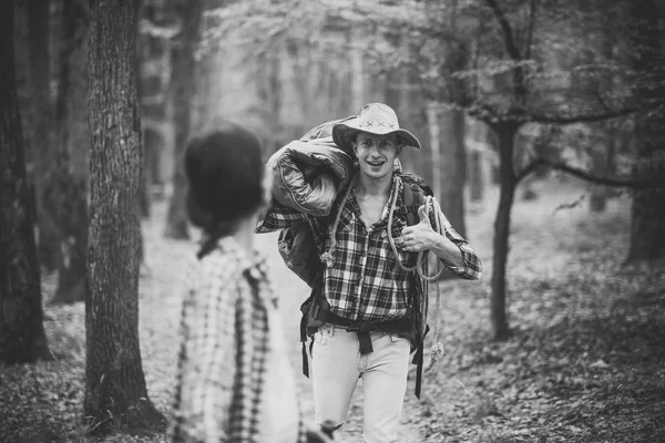 Geceleme veya piknik hiking kadın adamla. — Stok fotoğraf