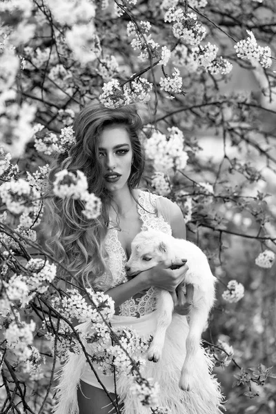 Donna con capra in fiore — Foto Stock