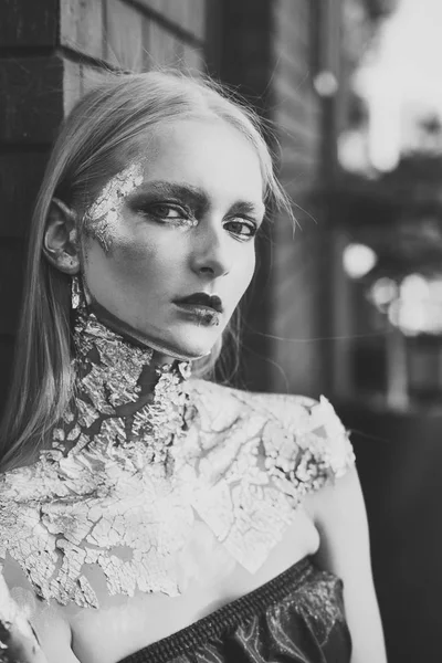 Mujer con maquillaje creativo de moda moderna — Foto de Stock