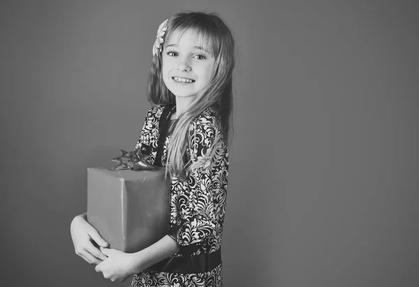 儿童女孩与礼物包, 网络星期一。儿童女孩举行礼品盒, 复制空间 — 图库照片