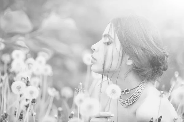 Menina com maquiagem elegante e contas em folhas verdes — Fotografia de Stock