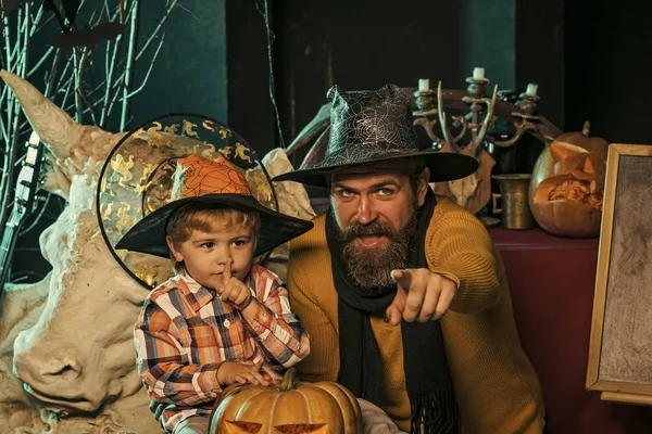 Halloween Padre e hijo pequeño, día del padre . —  Fotos de Stock