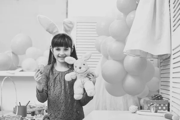 Pequena menina páscoa sorridente — Fotografia de Stock