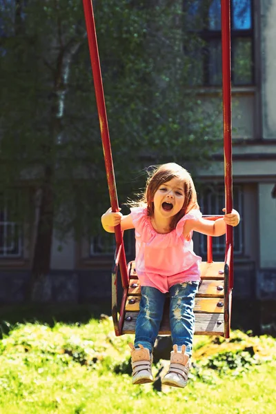 Ευτυχισμένος κορίτσι γέλιο παιδιού στην κούνια. παιδική ηλικία ονειροπόληση .teen ελευθερία. Παιδική χαρά στο πάρκο. Μικρό παιδί παίζει το καλοκαίρι. Ρομαντικό μικρό κορίτσι στα όνειρα swing, γλυκό — Φωτογραφία Αρχείου