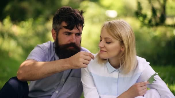 Pareja soleada enamorada disfrutando de la naturaleza en un cálido día soleado. Vacaciones, vacaciones, amor y concepto de amistad. Pareja joven feliz en el parque de verano riendo y divirtiéndose. Familia al aire libre . — Vídeo de stock