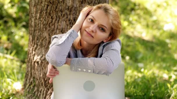 Drömmande flicka vilar i parken. Drömmande kvinna med laptop arbete utomhus. Minut för dröm. Teknik och internet koncept. Drömmer om nytt jobb eller omplacering. — Stockvideo