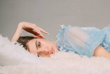 Bir ultra hafif ve yumuşak dokunuş. Sevimli kız kuş tüyü yatak yastık ve yatak üzerinde rahatlatıcı. Uyku giyim genç kadın. Güzel kızla tüy uzun saç ipek pijama. İyi uykular pijama giymiş