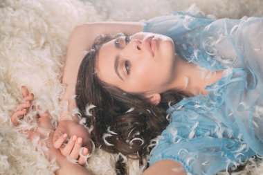 Uyuyan için yumuşak bir çözüm. Uyku giyim genç kadın. Güzel kızla tüy uzun saç ipek pijama. İyi uykular Pijama giyiyor. Sevimli kız kuş tüyü yatak yastık ve yatak üzerinde rahatlatıcı