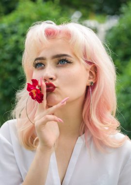 Yaz güzellik. Makyaj kozmetik ve cilt bakımı. Çiçekli bahar kadın. Kadın moda portre. saç boyama. Yaz makyaj kız. Merhaba yaz. Tebrik yaz