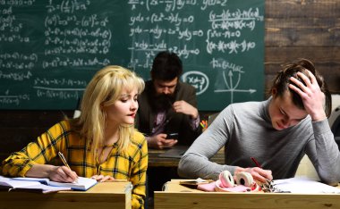 Öğretmenler her zaman okul toplumu önemli bir parçasıdır. Üniversite öğrencileri grup çalışması yapıyor. Öğrenciler sınıf salonunda sınavı için hazırlık kitapları ile.