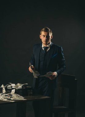 İşadamı muhasebeci ofisinde çalışıyorum. Takım elbiseli adam. Mafya. Para kazanmak. Ekonomi ve Finans. Adam muhasebeci. Para hareket. Küçük iş kavramı. Gerçekten meşgul