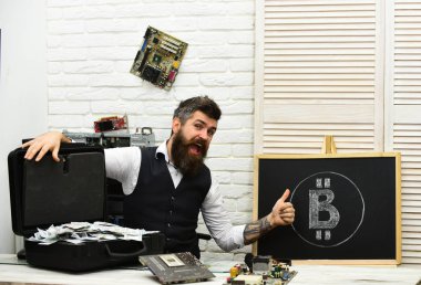Bitcoin iş için. Sakallı adam nakit para ile. Sakallı hippi bitcoin sembol ve dolar ile. Sunucu odasında iş adamı. Kripto para birimi için kağıt para. Çalışır bir bitcoin iş