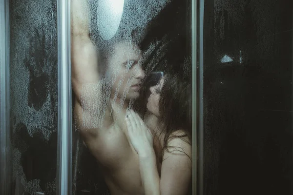 シャワーでセクシーな体と愛のカップル、リラックス. — ストック写真