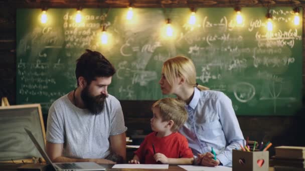 I genitori e il loro figlio mostrano le lingue in classe. Concetto di apprendimento. Bambini in uniforme. Insegnante in classe. Insegnante e studente. Ritorno a scuola . — Video Stock