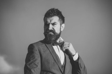 Adam sakal ve bıyıkla dramatik gökyüzü arka plan üzerinde.