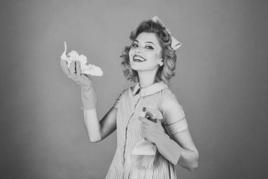 Hizmetçi üniformalı temiz sprey ile toz bezi.