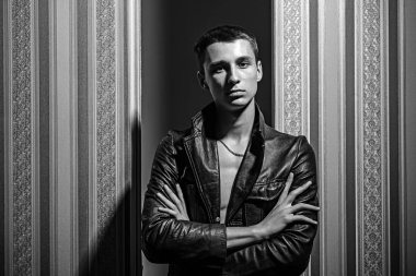 Maço erkek altı paketi ile. Moda portre bir adam. Erkek moda ve stil. Seksi kaslı adam. Kendinden emin ve başarılı. Kalça ve şık. Olmaz. Geleneksel tarzda