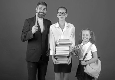 Geri okul ve evde eğitim için. okula geri kavramı öğretmen ve Kitaplar kızlarla yeşil arka plan üzerinde gösterir.