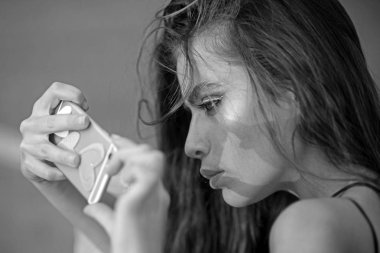 Genç kadın kullanım cep telefonu, 4g, 3g