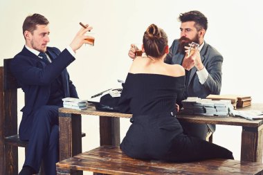 İyi iş çıkardın. Zengin erkek ve kadın elde başarı kutlamak. Ofis masası, nakit para ile iş ortakları. Başarılı takım ve ortaklık. Toplantı iş adamları. İş başarı