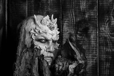 Canavar keskin dikenler ve siğiller ile