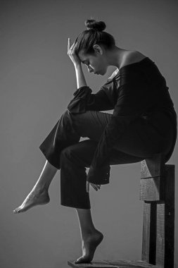 Kadın trendy bakışla. Güzellik ve moda. Moda kadın tam uzunlukta. Yalnızlık. Modern kız. Yalnızlık. boş yuva. Ben büyük bir sorun. Bu anlarda yalnız hissediyorum