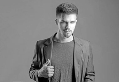 moda tıraşsız sakallı adam. Moda portre bir adam. adam. Sakal ve yüz bakımı. yüz duygular. damat erkek. patron ve çalışan. gri takım elbiseli iş adamı. modern hayatın. Gemiye hoş geldiniz