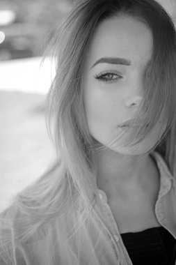 İç güzelliği ile parlar. Seksi kadınla duygusal bak. Güzellik ve moda Cilt Bakımı model bak. Seksi makyaj ve uzun saçlı güzel kadın. Visage cilt bakımı ve makyaj. Yumuşak duygusallık